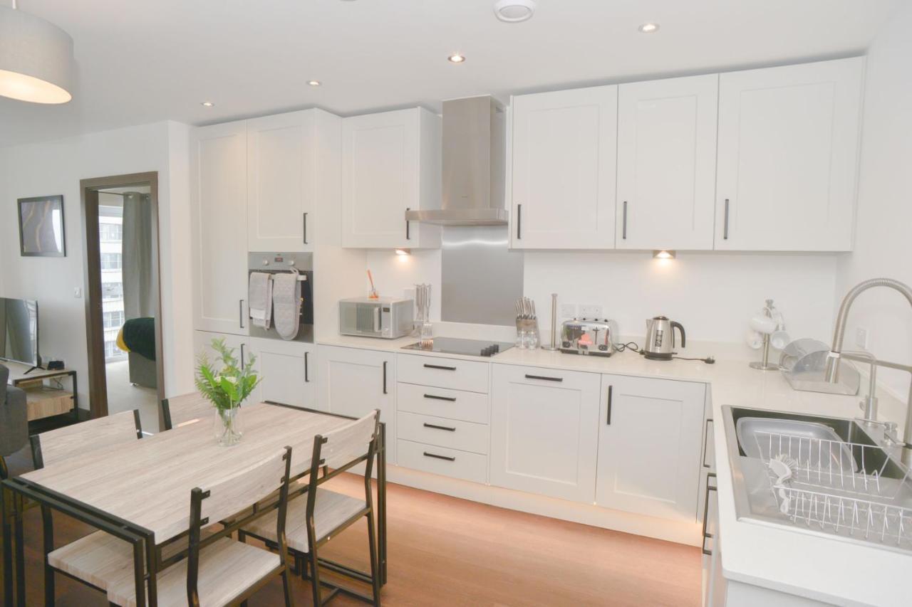 Modern, 2-bedroom Central Flat,9th Floor Apartment *